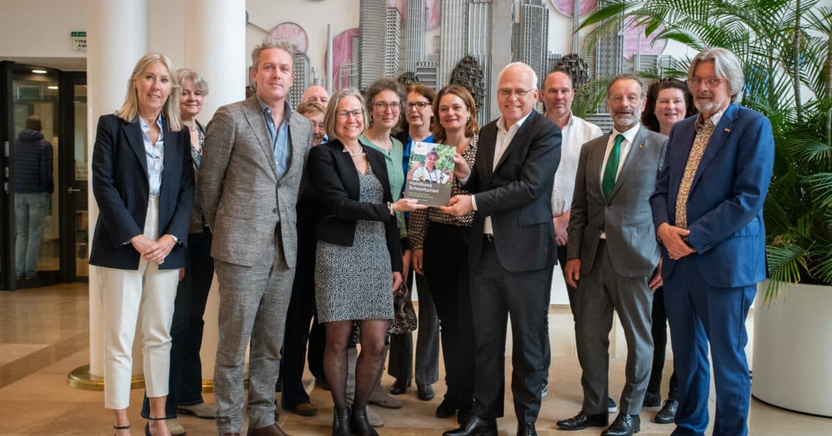 Handboek Schooltuinen verschenen