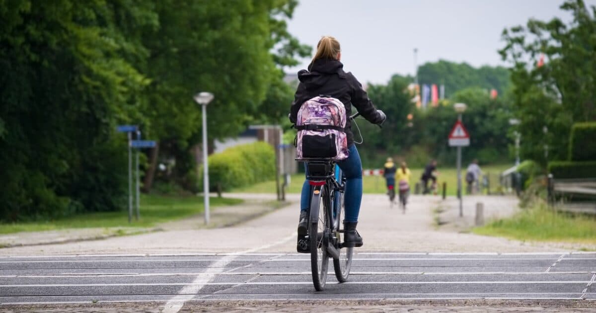 Lopen of fietsen naar school levert kwartier extra beweging per dag op