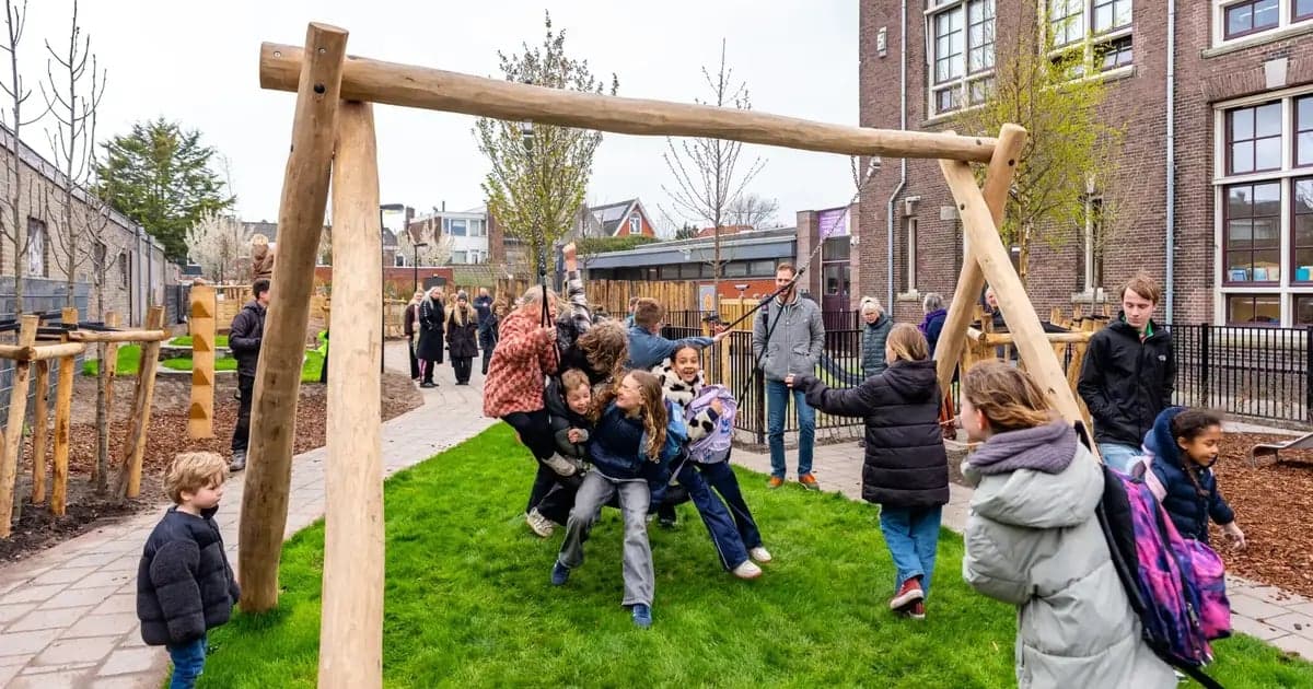 Alkmaar opent vernieuwd en klimaatadaptief schoolplein in de Spoorbuurt
