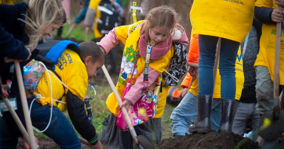 Minister van der Wal (Stikstof en Natuur) plant boom op de Nationale Boomfeestdag in Zundert