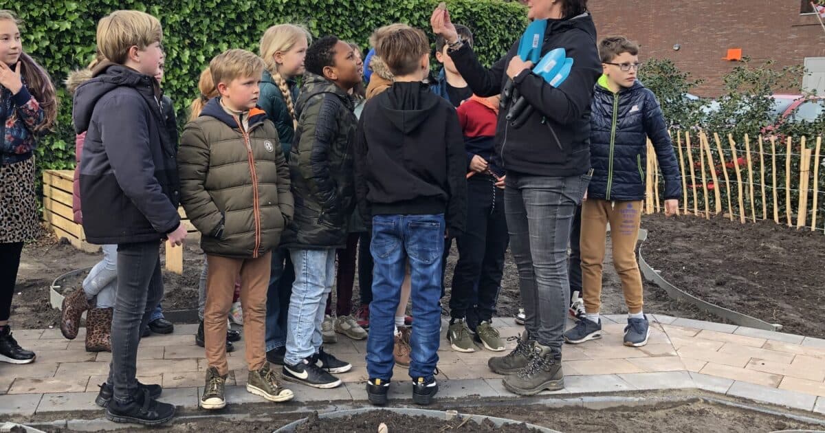 Grote Pieperles tijdens Nationale Buitenlesdag bij opening buurtschooltuin