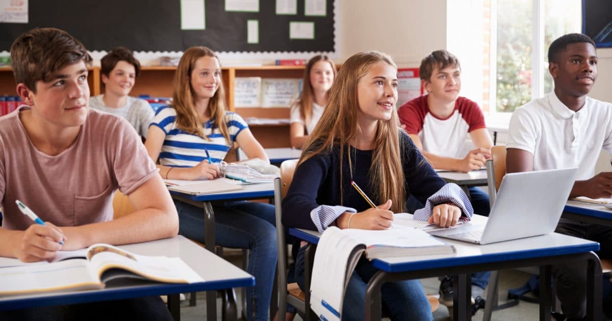 Niet half 9, maar half 10: ‘Laat middelbare scholieren later beginnen’