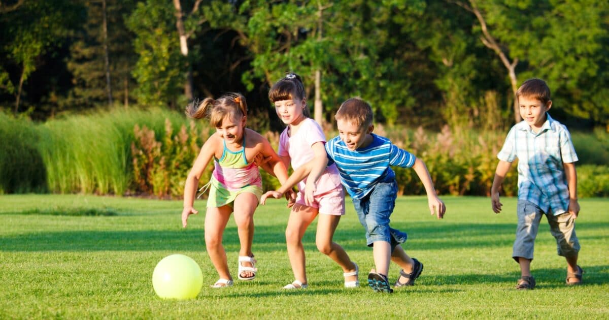 Wat bepaalt hoeveel kinderen buitenspelen?