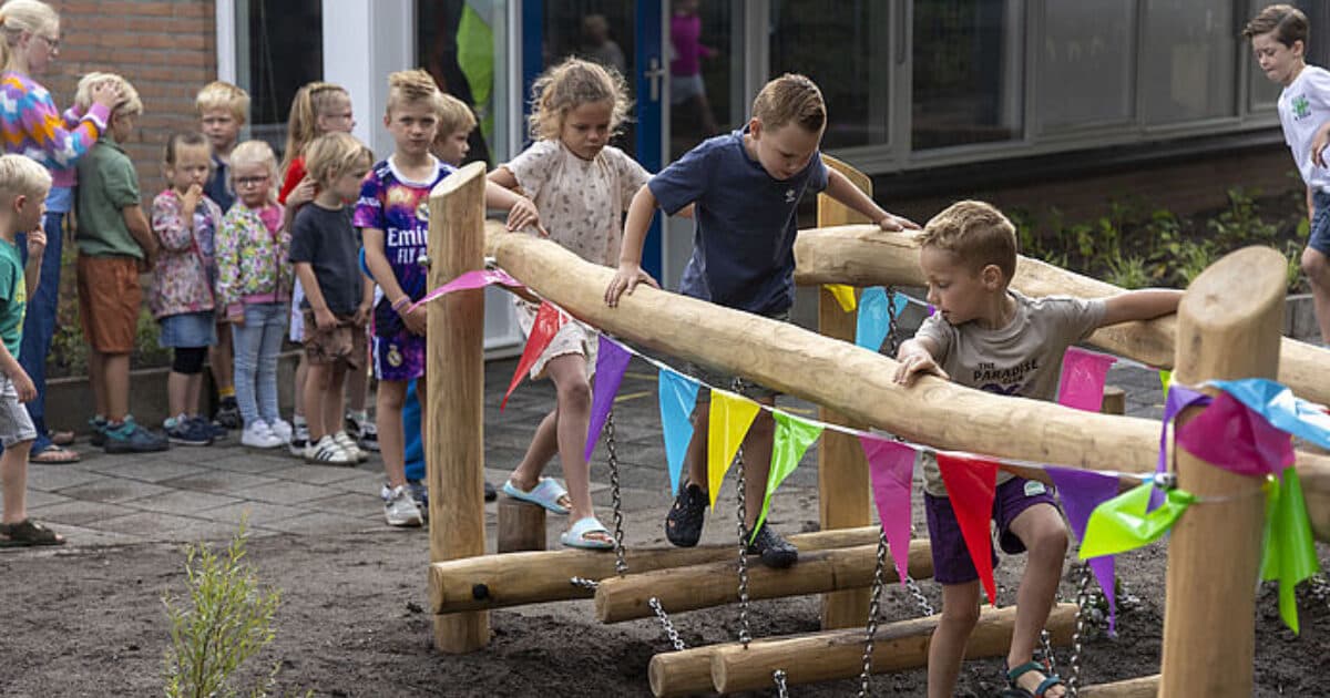 OBS De Driekleur Dalton opent groenblauw schoolplein