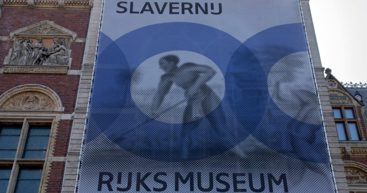 In de klas praten over het slavernijverleden