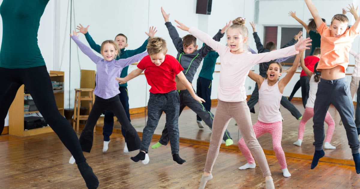 Laat leerlingen twee keer per dag een half uur sporten en bewegen
