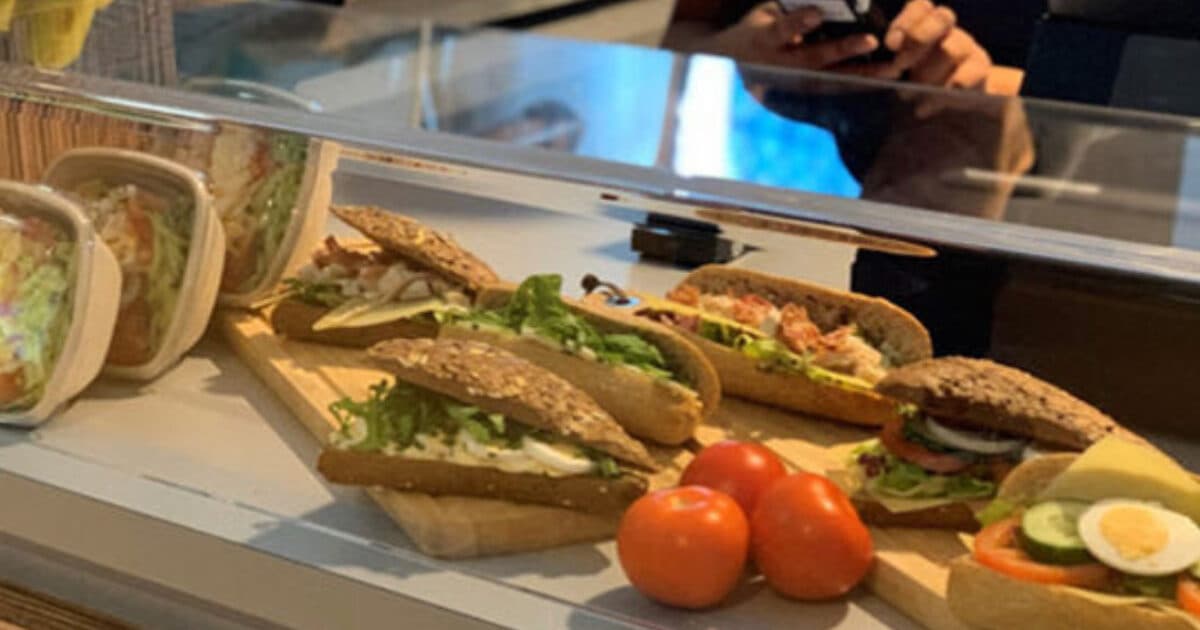 Mannen Broodjestester zoeken lekkerste broodje uit Gezonde Schoolkantine