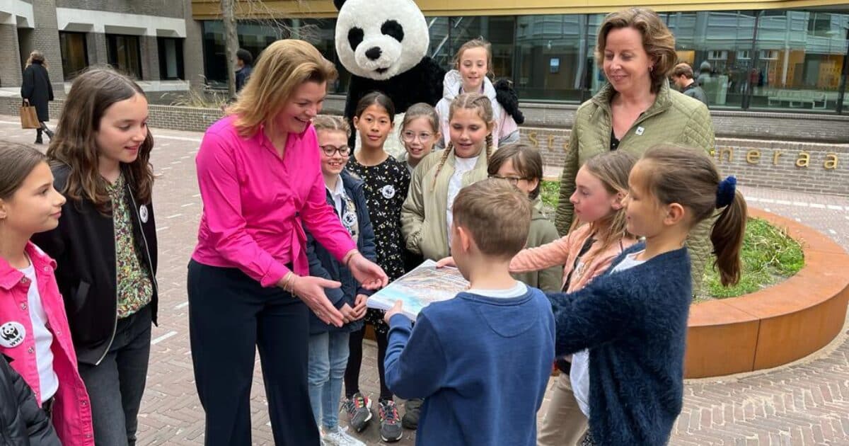 Basisschoolleerlingen overhandigen adviezen over natuur in Nederland aan minister Van der Wal