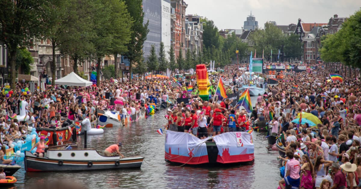 Schoolklas vaart in Amsterdamse Pride-grachten