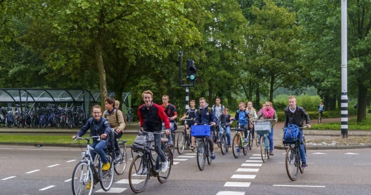 Kinderen in Nederland gaan steeds minder vaak lopend of op de fiets naar school