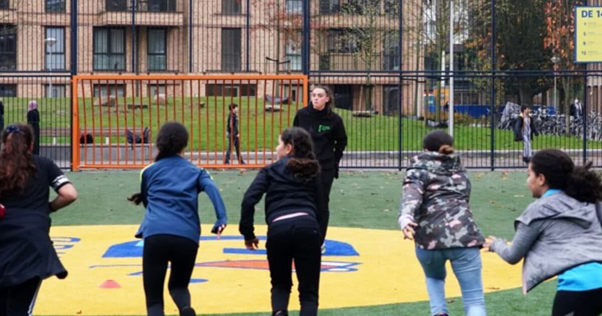 Minder leerlingen tegelijk op het schoolplein