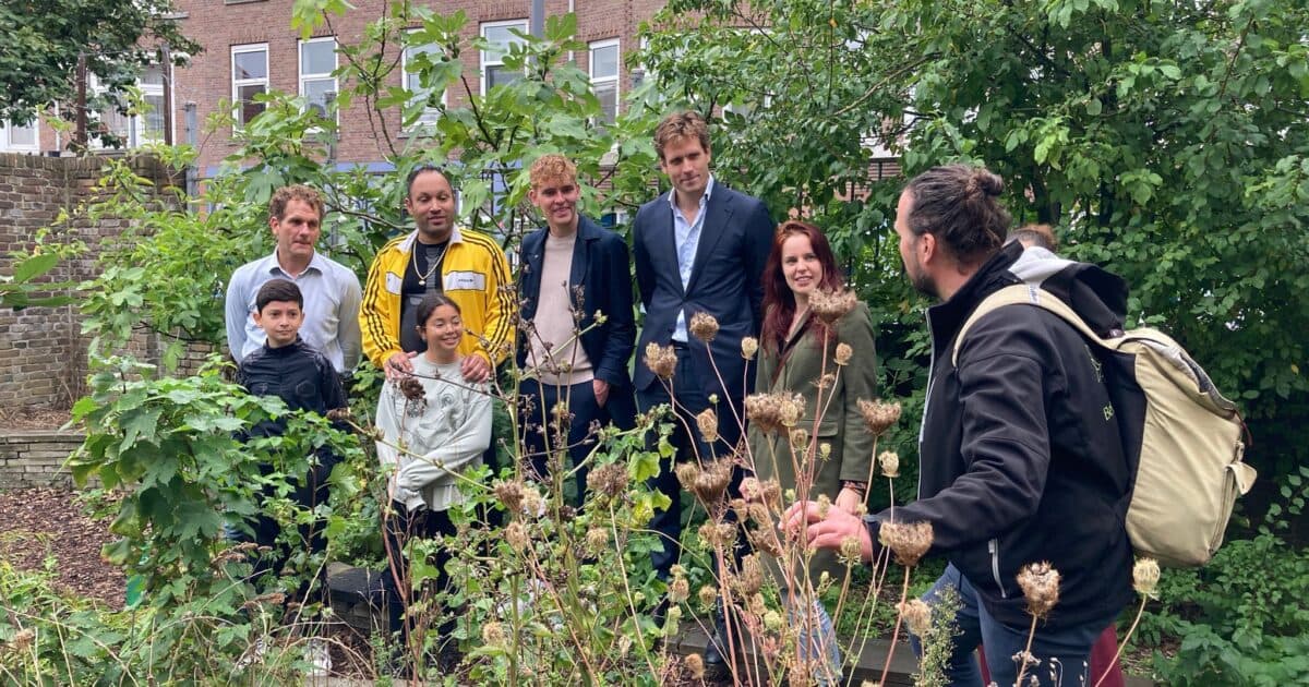 Politici zien blije kinderen op groen en gezond schoolplein Rotterdam