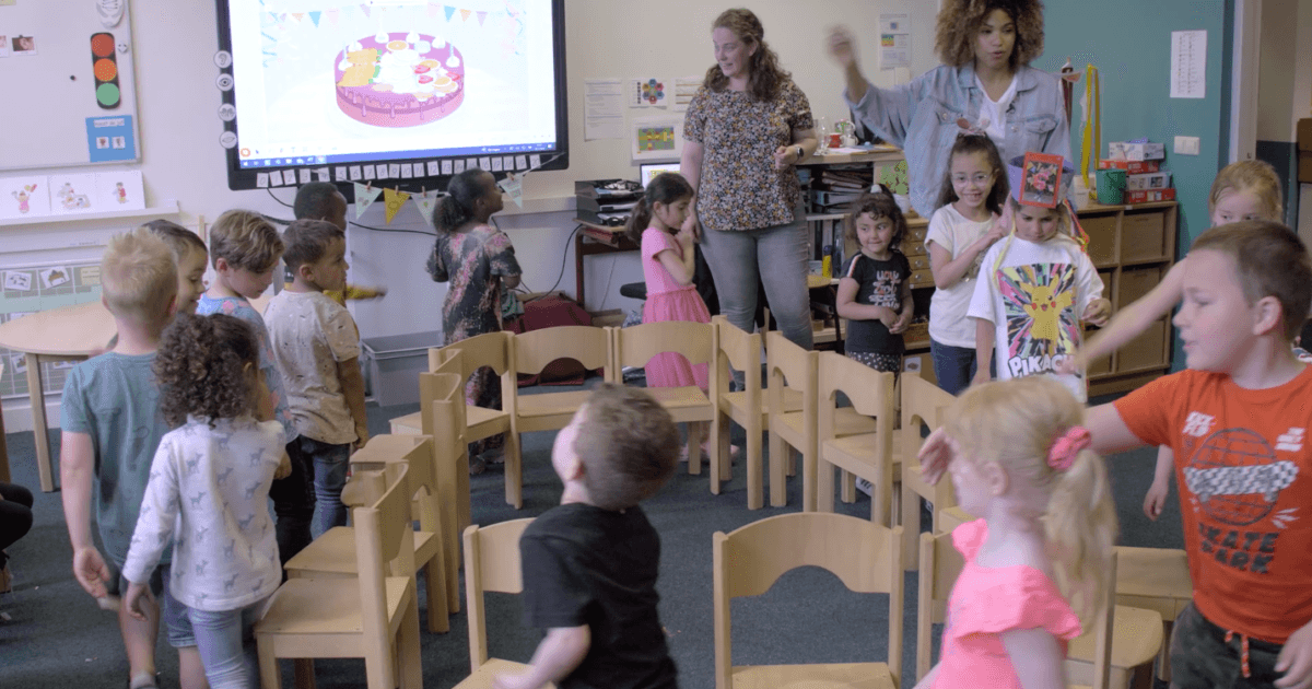 De jarige trakteert de klas op een leuk moment