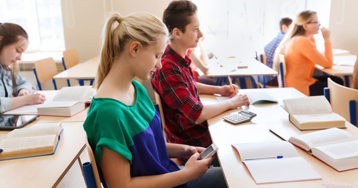 Ouders: mobieltjes wel op school, niet in de klas