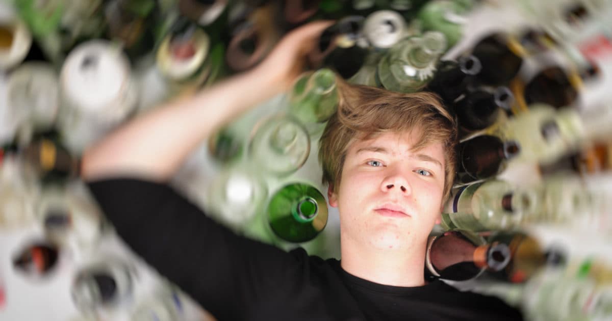 Aanpak alcoholmisbruik moet zich meer richten op hoog-risico jongeren