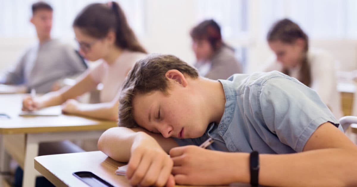 Goed presteren op school? Ga slapen!