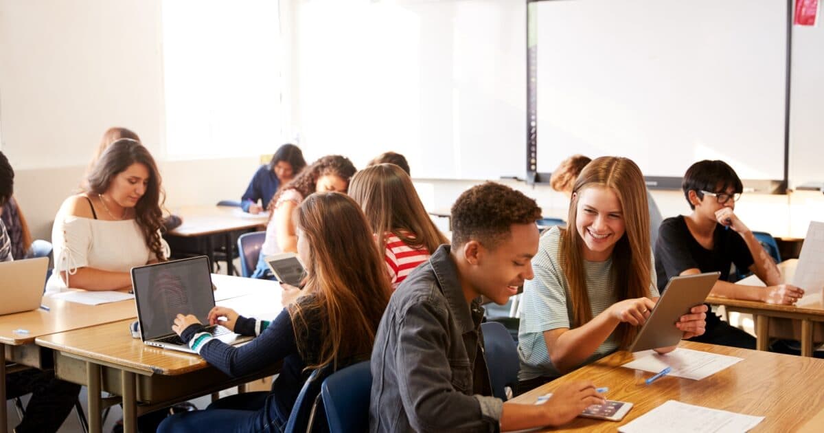 Jongeren weer naar middelbare school
