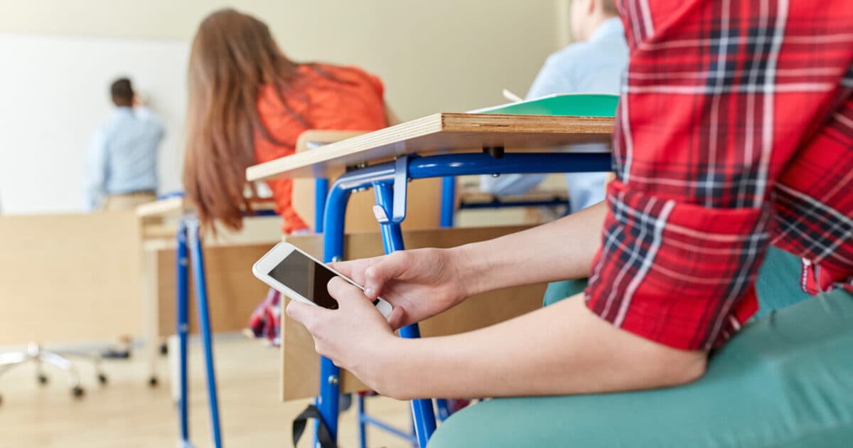 Mobieltje verstoort concentratie en slaap jongeren