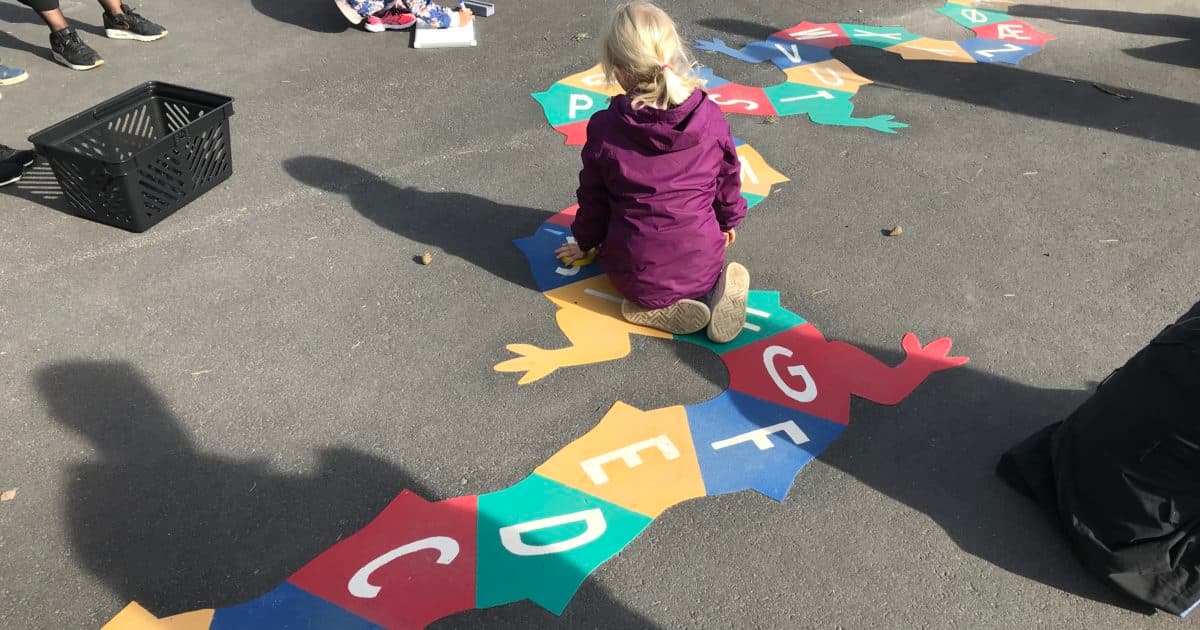 Buiten bewegend leren met de alfabetslang