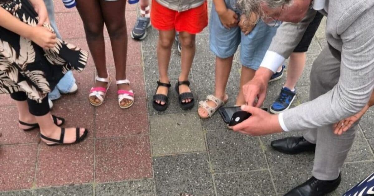 Zakdoek burgemeester leert basisschoolleerlingen over belang bodemdiertjes