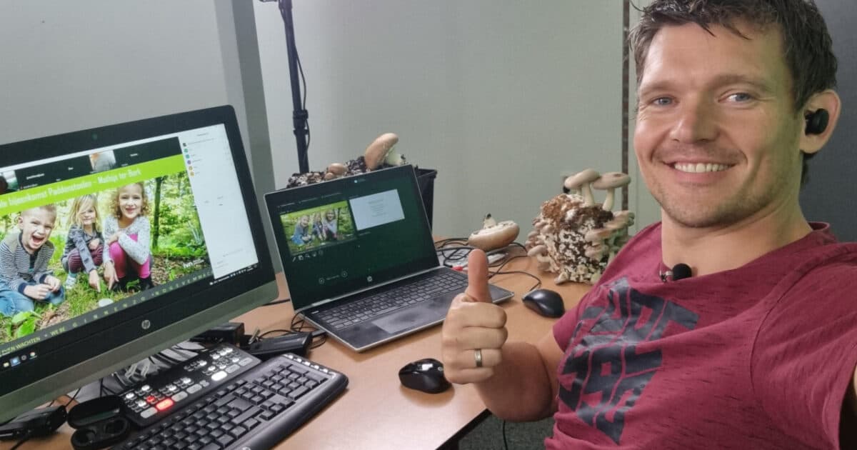 Docent geeft online natuurles over eetbare paddenstoelen aan 1500 schoolkinderen