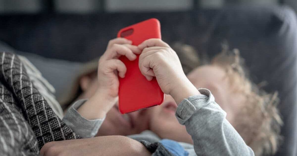 Mediagebruik onder jonge kinderen daalt, maar blijft hoger dan het officiële advies