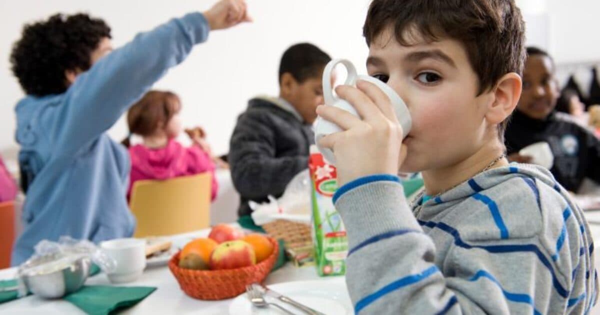 Een gezonde schoollunch en meer bewegen op de basisschool helpen in de aanpak van overgewicht