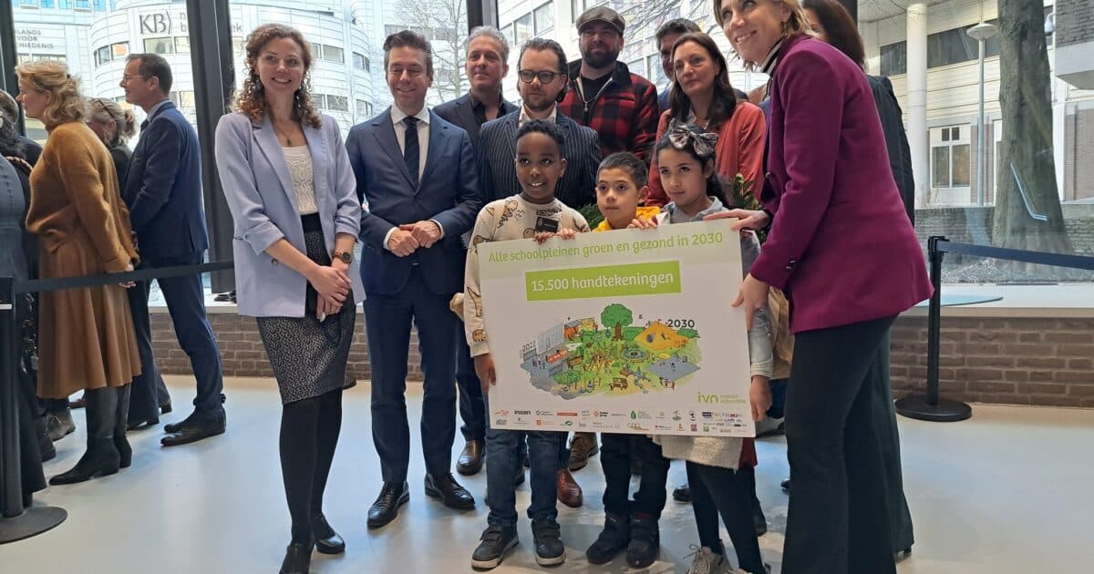 Petitie voor gezonde en groene schoolpleinen overhandigd aan Tweede Kamer