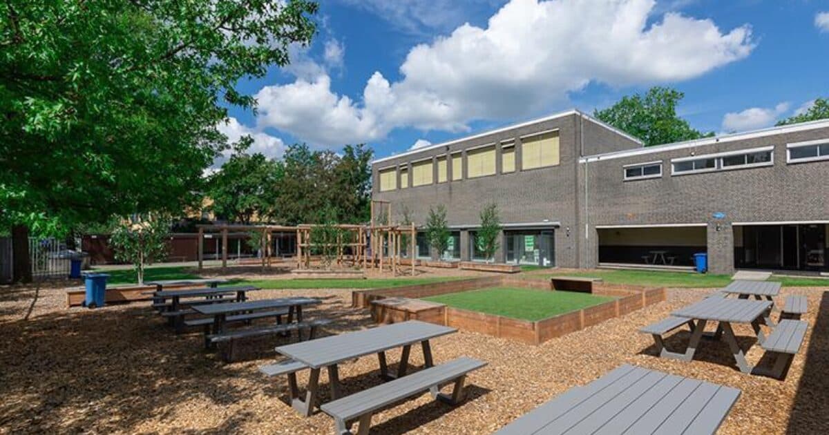 Het Hooghuis opent het ‘Groene Schoolplein’