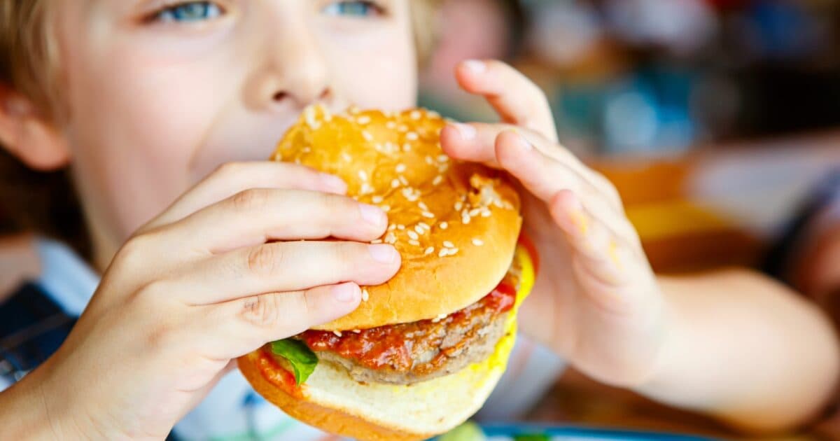Gemeenten mogen snackbars en fastfoodrestaurants bij scholen verbieden
