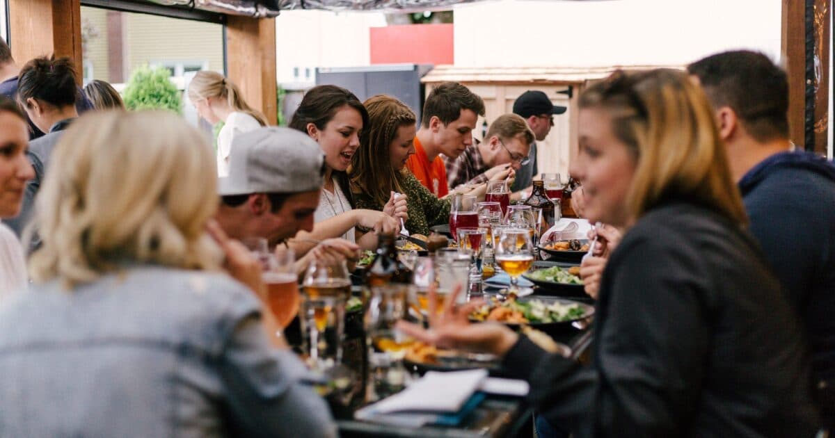 Ouders en jongeren denken verschillend over effect reclame alcoholvrij