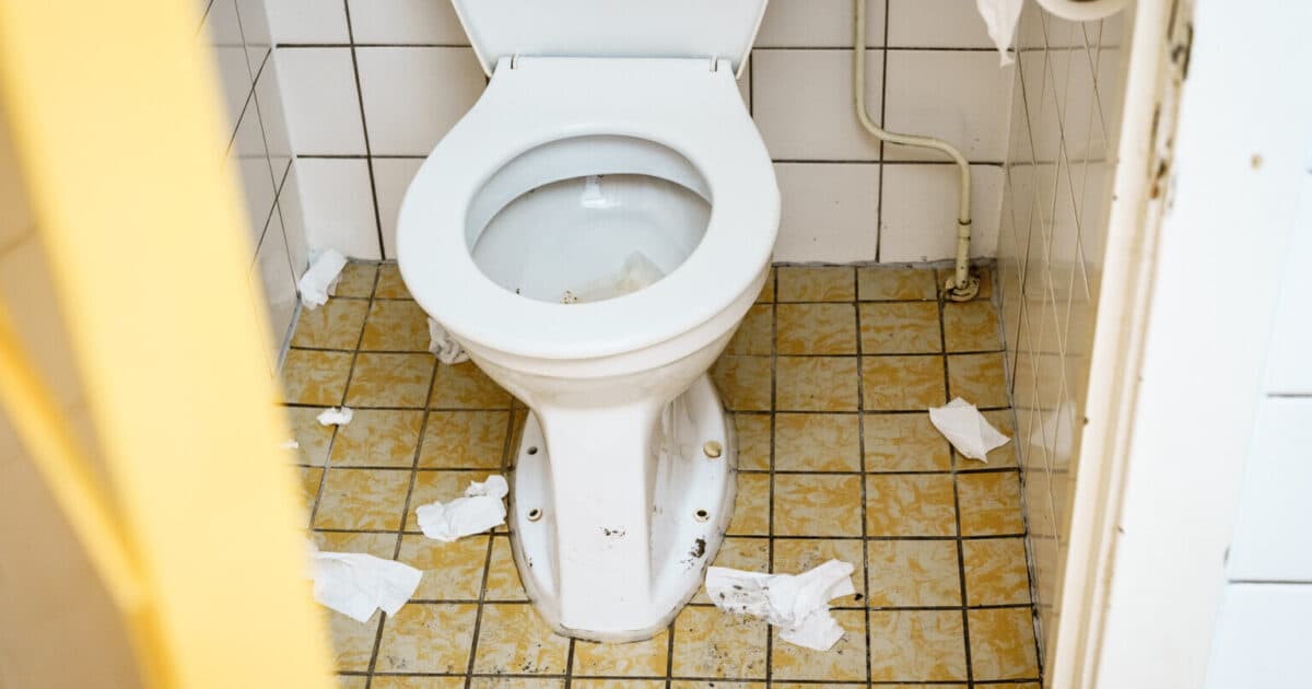 Leerlingen mijden vieze en gehorige school-wc’s