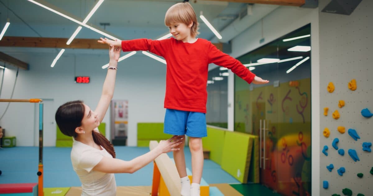 Hoe kan een school arme kinderen en ouders helpen met sport en bewegen?