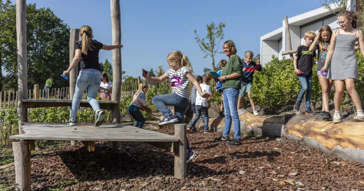 Wetenschappers over belang van groene schoolpleinen voor kinderen en natuur